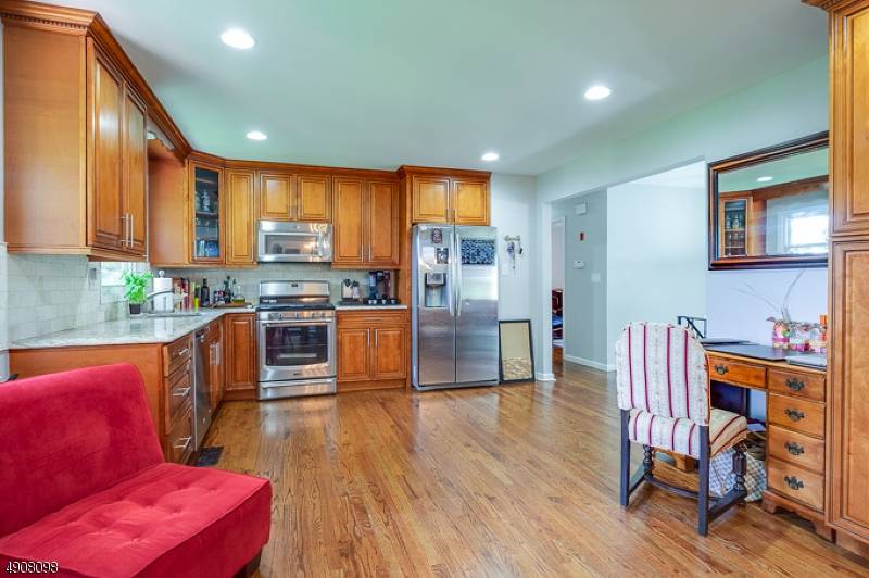 Spacious bright 4 bedrooms home, newly renovated w large eat in kitchen, cabinets granite tops, SS appliances, 2.