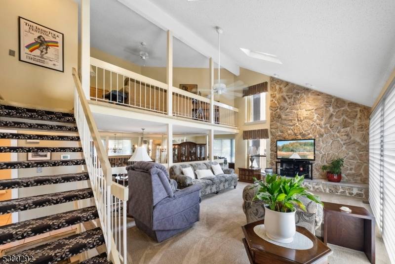 Welcome to this beautiful townhome in North Edison.