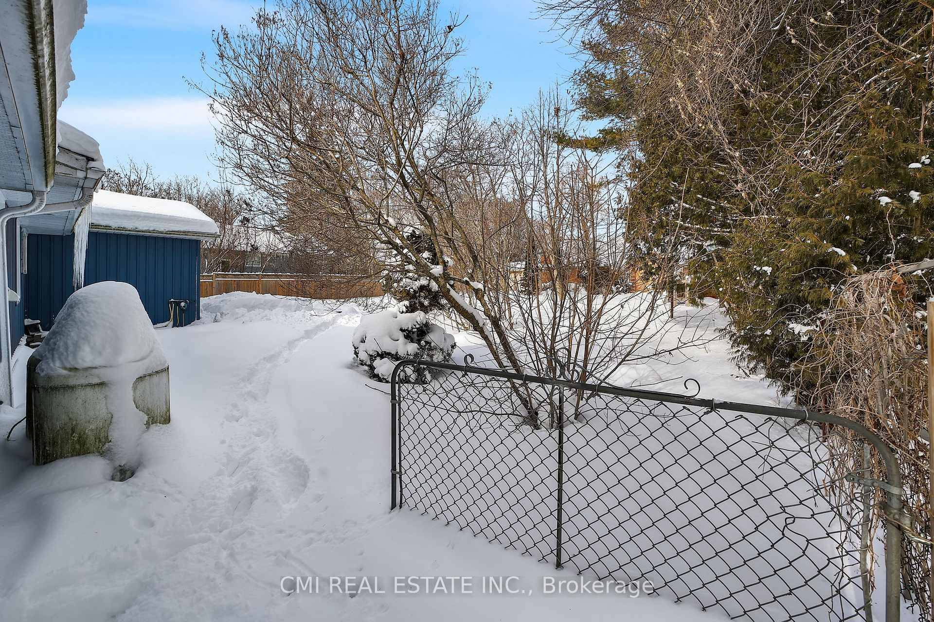 LAKEFRONT ! Charming Bungalow located along the Shorelines of Lake Simcoe on a generous 82X208ft lot w private deeded access to the lake including private docks mins to top rated ...