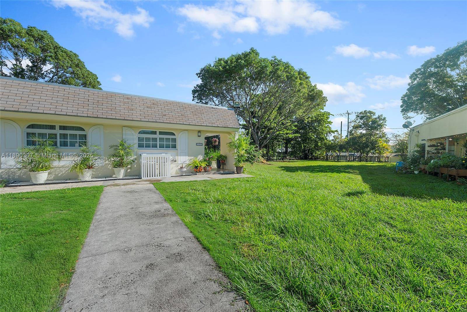 Welcome to Green Hills Park West, a peaceful and beautifully maintained 55 community in Southwest Kendall !