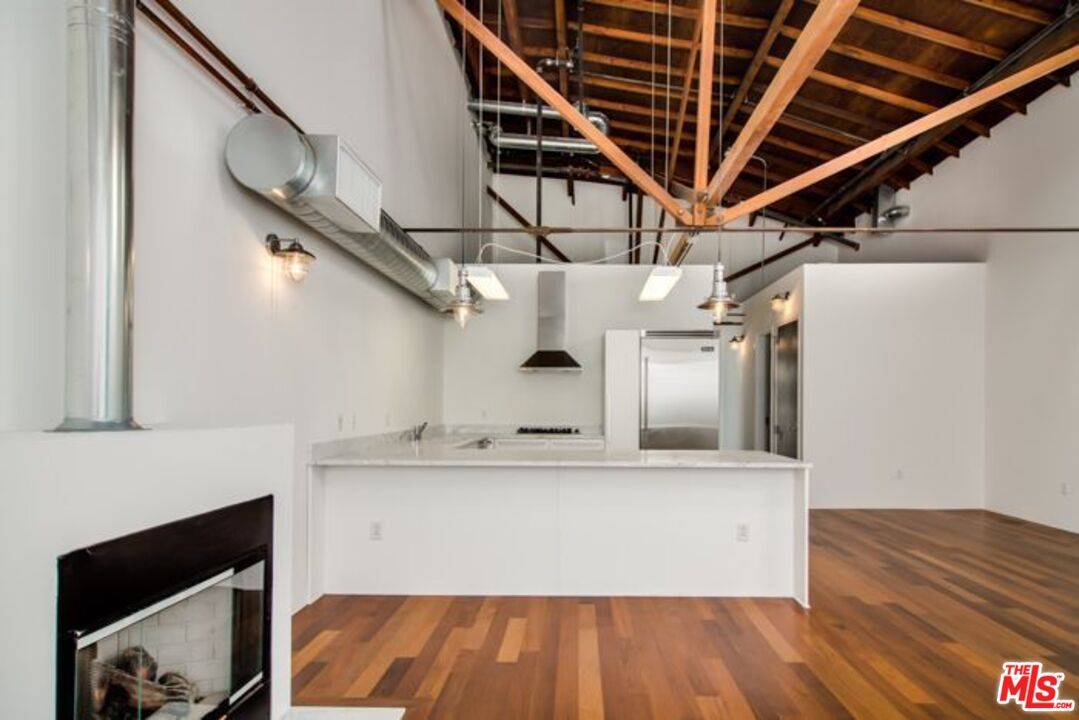 1046  PRINCETON DR 2BR Marina Del Rey La