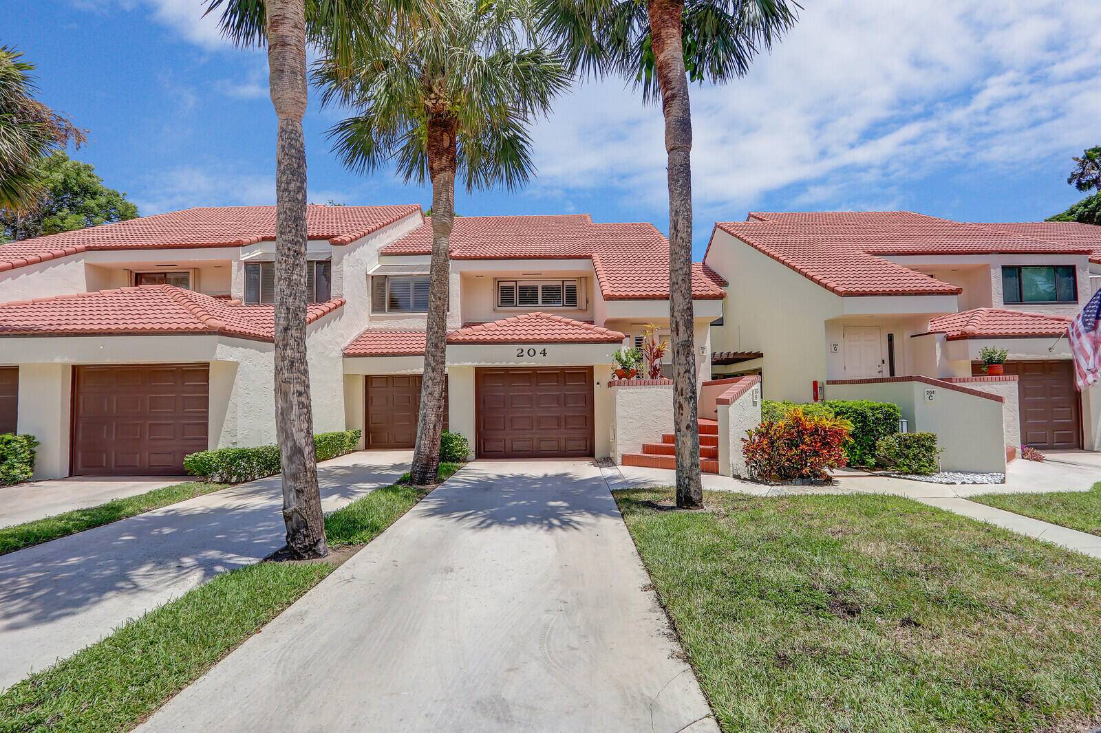 Enjoy the winter in this beautiful contemporary 2 bed and 2 bathroom condo in Juno Beach.