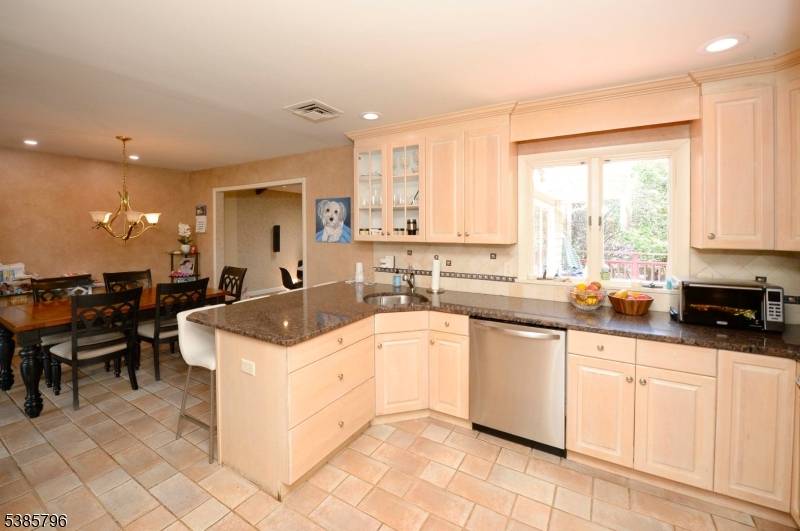 TO REQUEST A SHOWING, PLEASE USE SHOWING ASSISTANT LINK TO SCHEDULE TENANT OCCUPIED 4 HOUR NOTICE