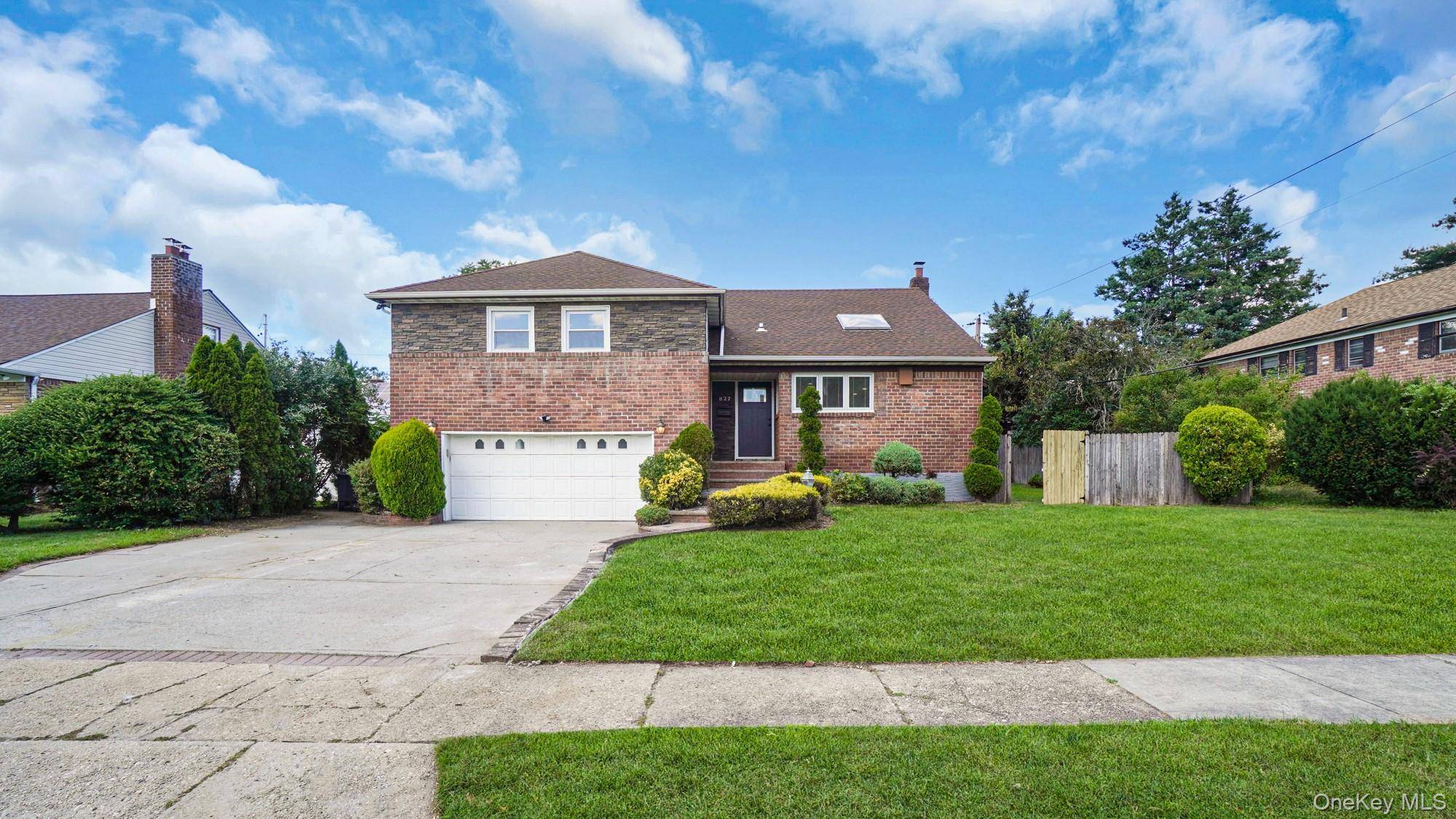 Fully Renovated Detached Home in the Heart of Westbury ?
