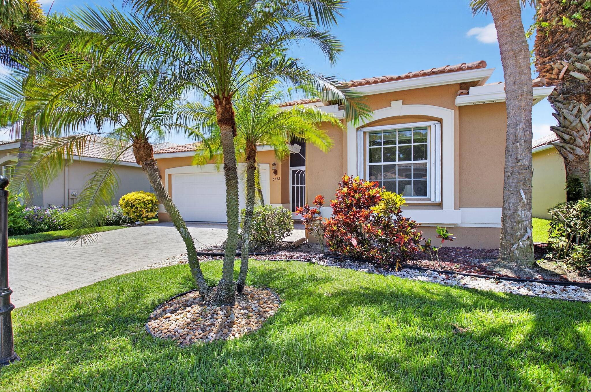 Fabulous Venezia model with gorgeous lake views.