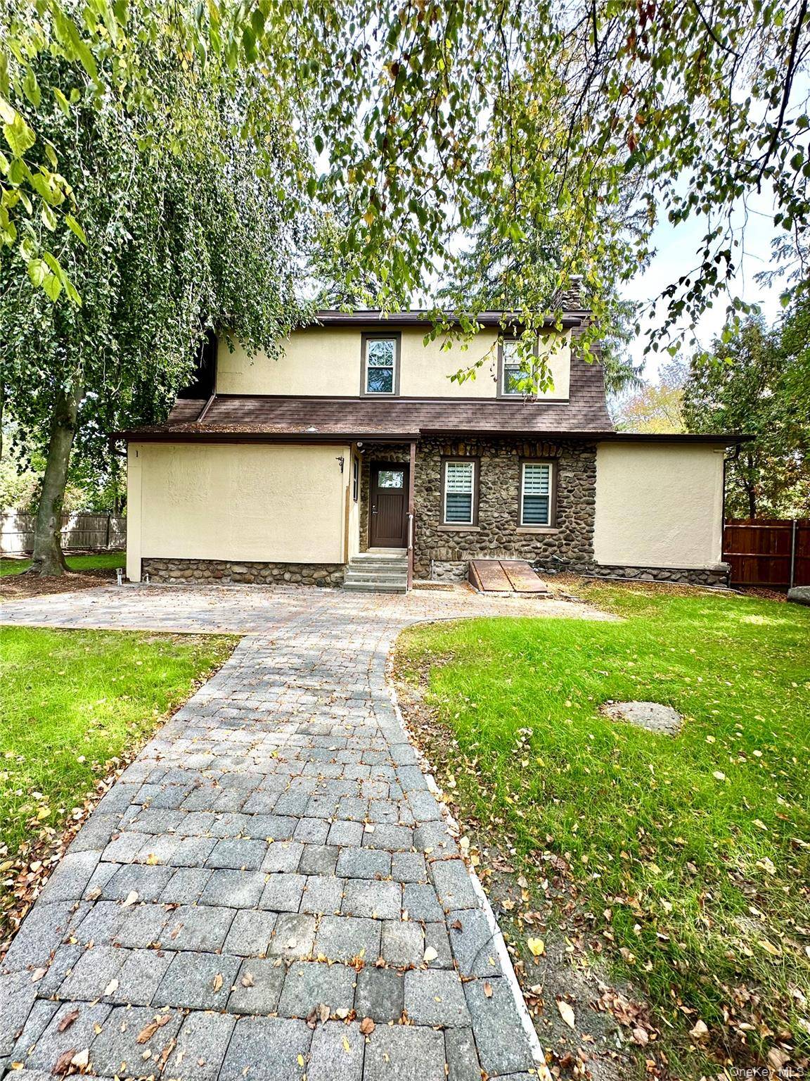 Welcome to this beautifully renovated home, ready for new tenants !