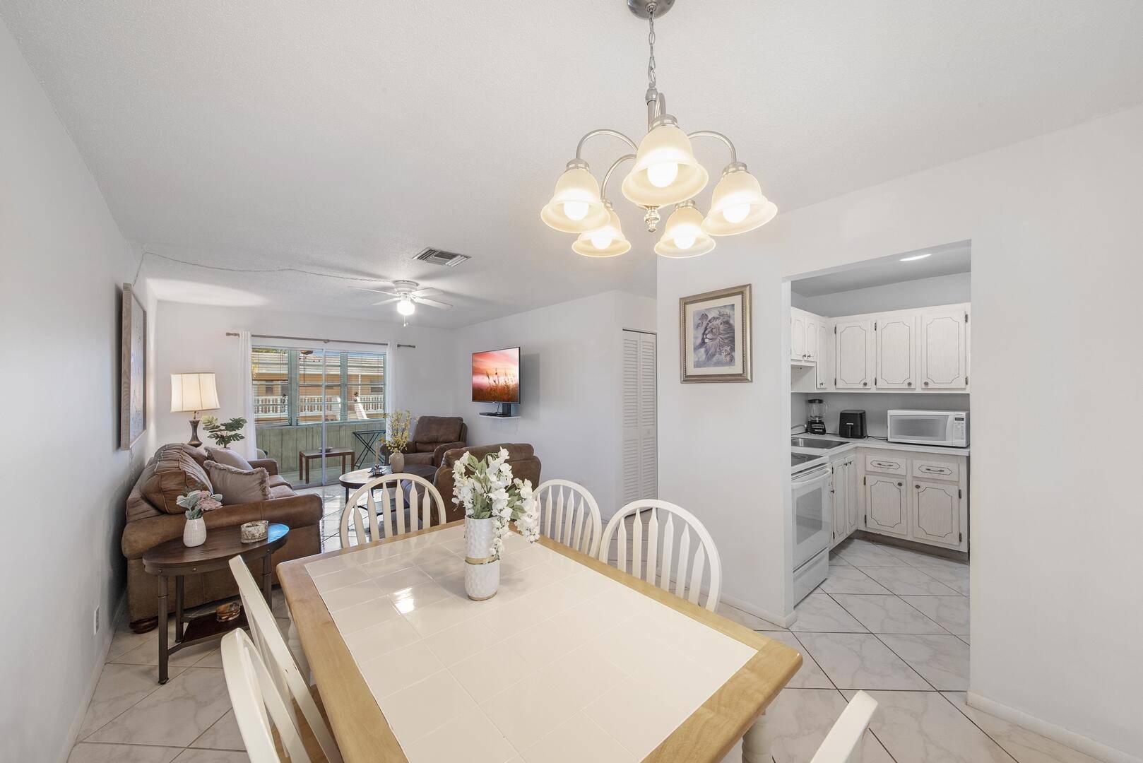 SELLER MOTIVATED Welcome to this charming 1 bedroom, 1.