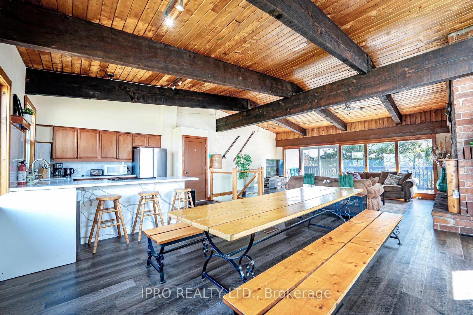 Welcome to The Beautiful Chalet, perfectly situated at the base of the stunning Blue Mountain !