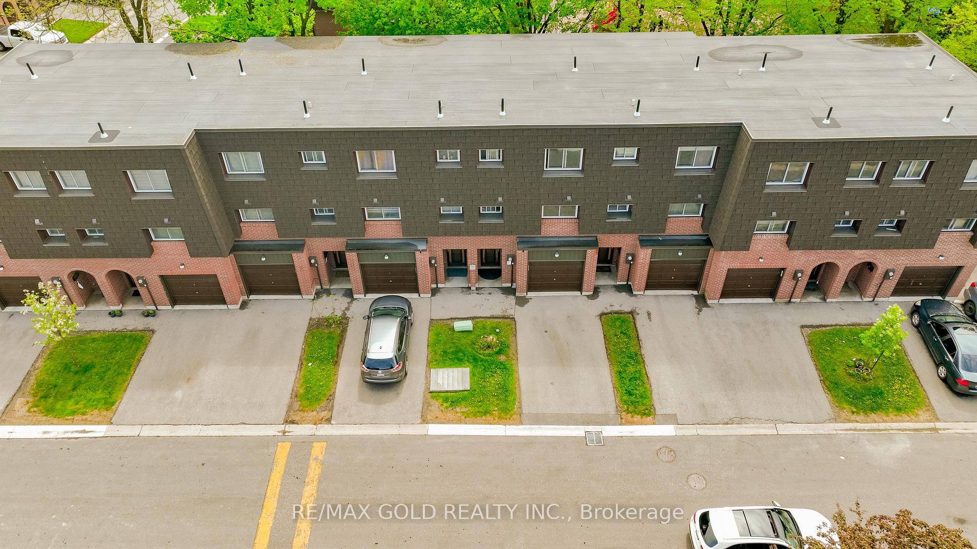 Welcome to 17 Daras Court Located in Desirable D Section of Brampton Close to Go Station amp ; Hwy407 410 with No House at the Back.