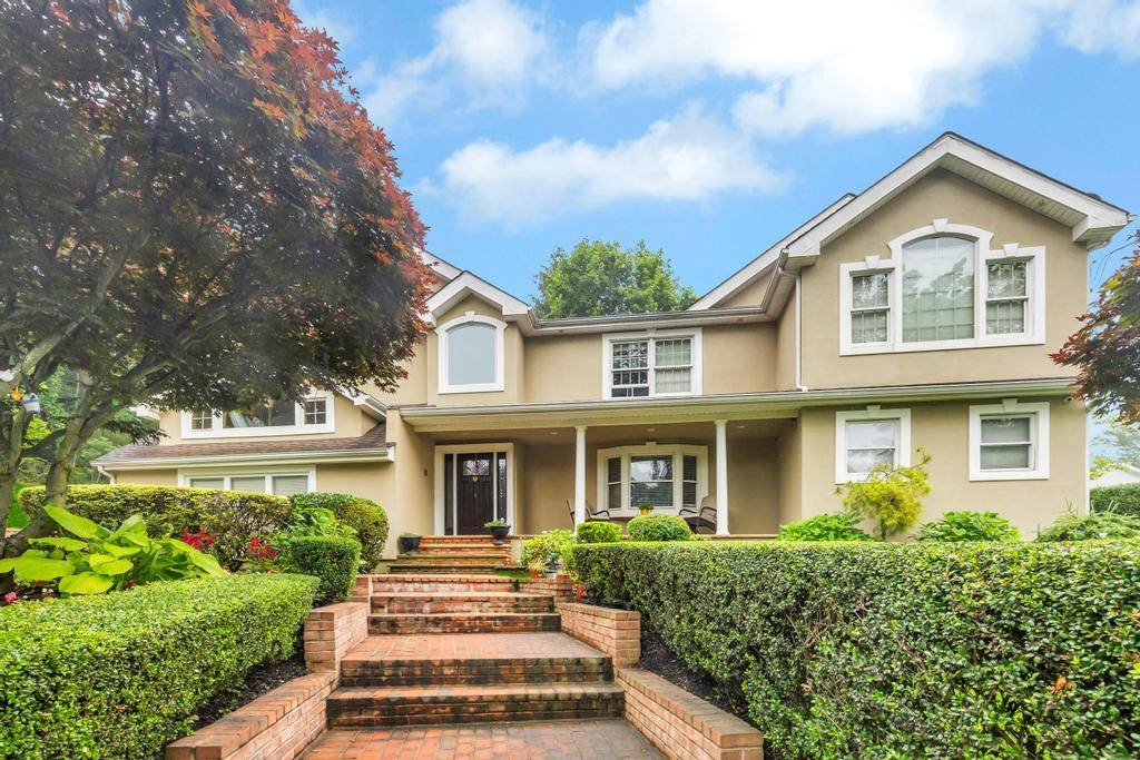 Beautiful Colonial in the Heart of Woodbury Located in an elegant and sought after area of Woodbury, this charming Colonial style home offers 4 spacious bedrooms and 3 updated bathrooms ...
