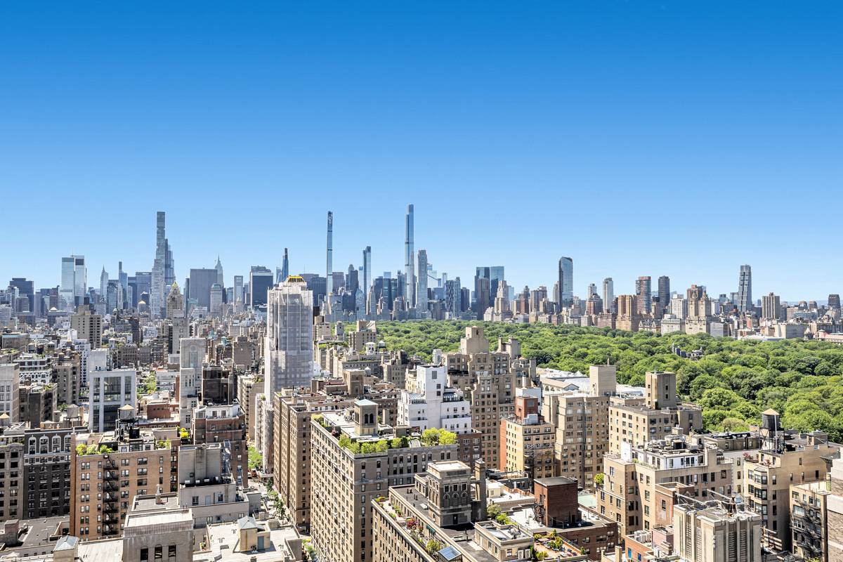 Rarely available. Amazing city skyline and Park views from this very high floor, corner, 2 bedroom 2 bathroom home, facing south, east and west in one of Carnegie Hills top ...
