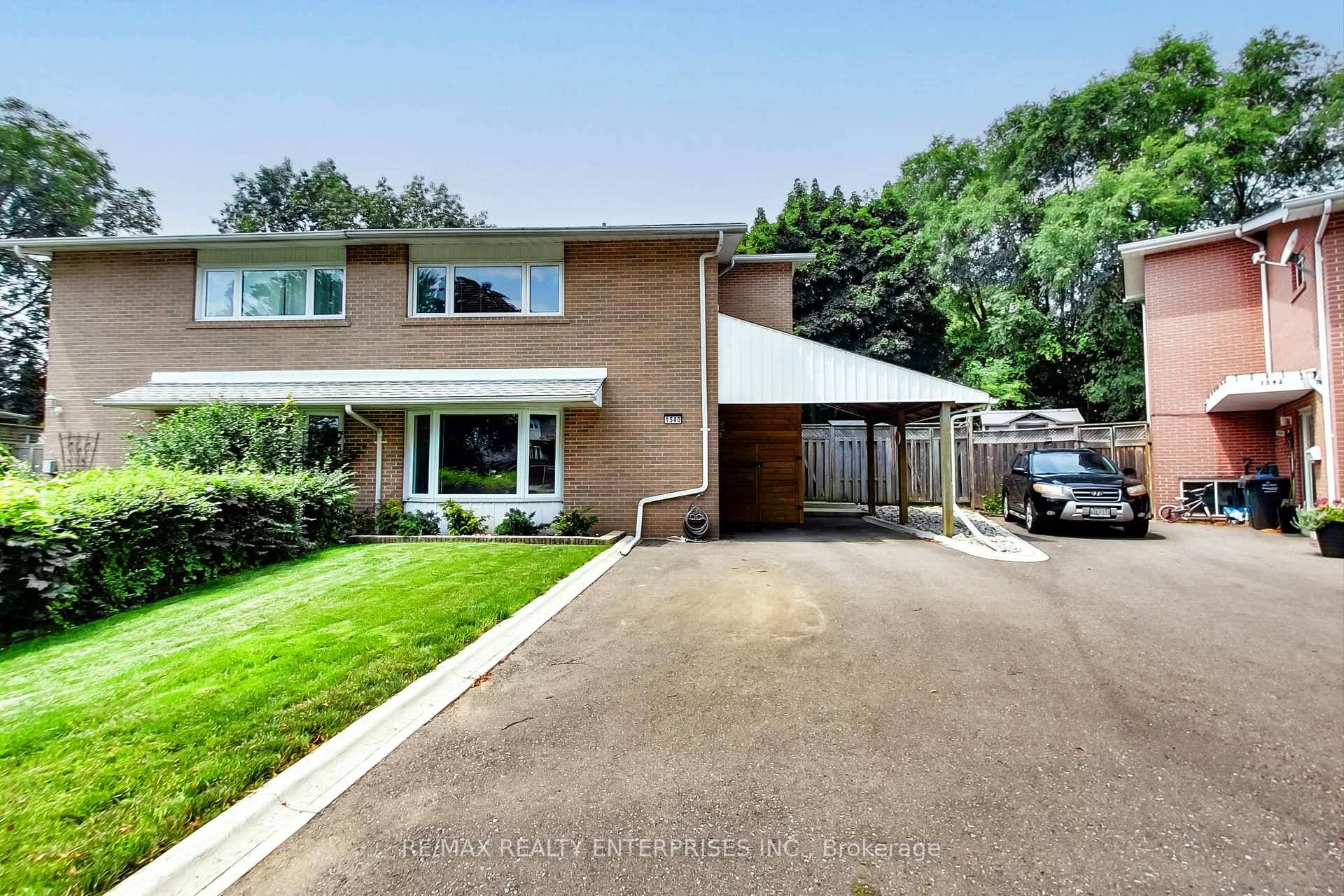 Stunning Executive Semi In Clarkson.