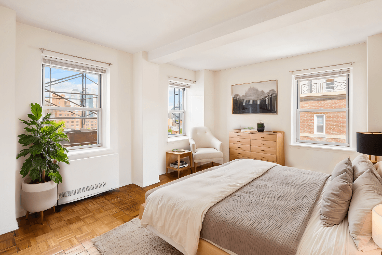 Welcome to a one bedroom sanctuary in the heart of Brooklyn Heights, where stunning, panoramic views of the Downtown Manhattan skyline await.