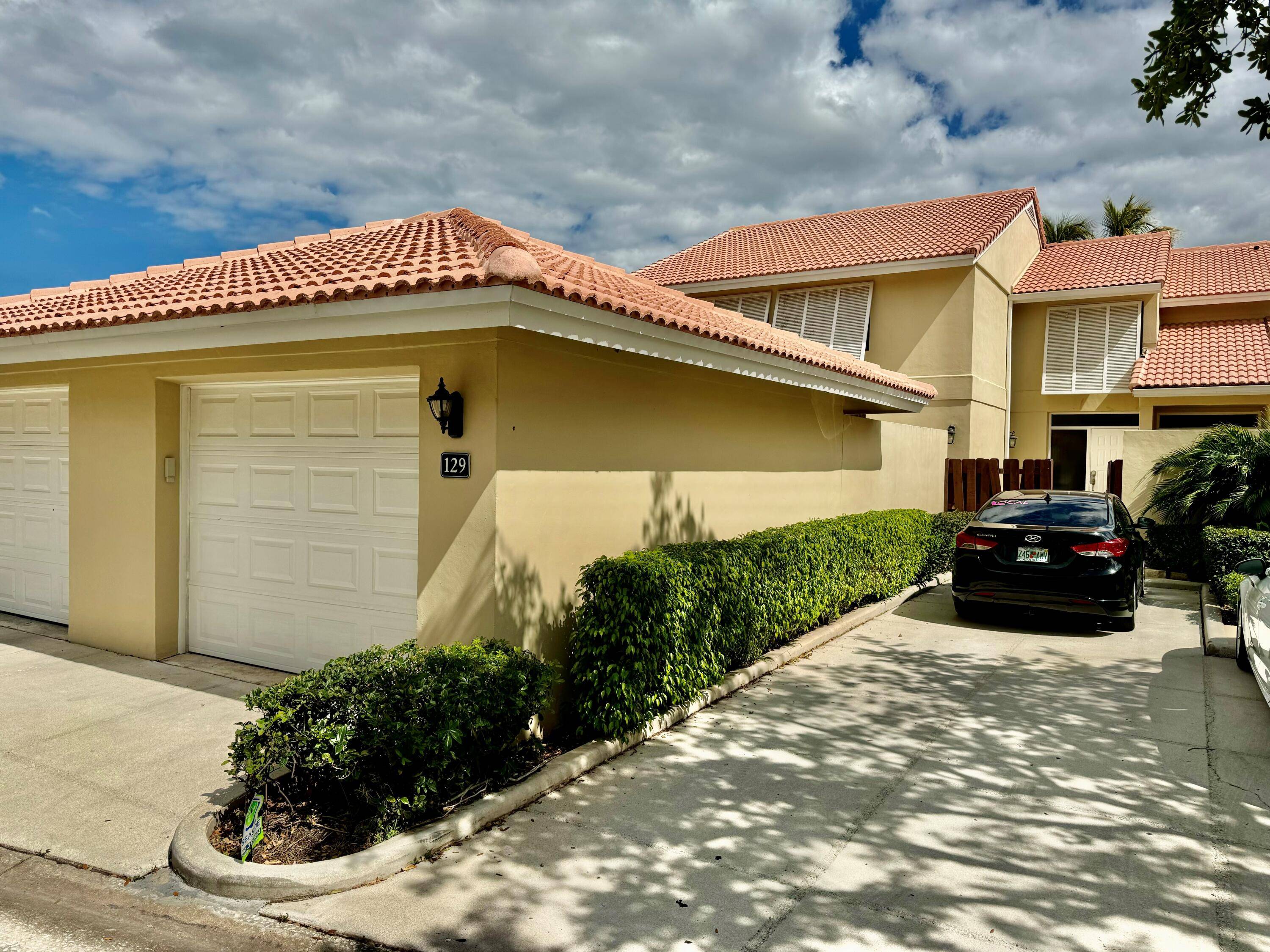 Beautifully renovated 3 bedroom 3 full bathroom townhouse located in the Patio Homes community in PGA National.