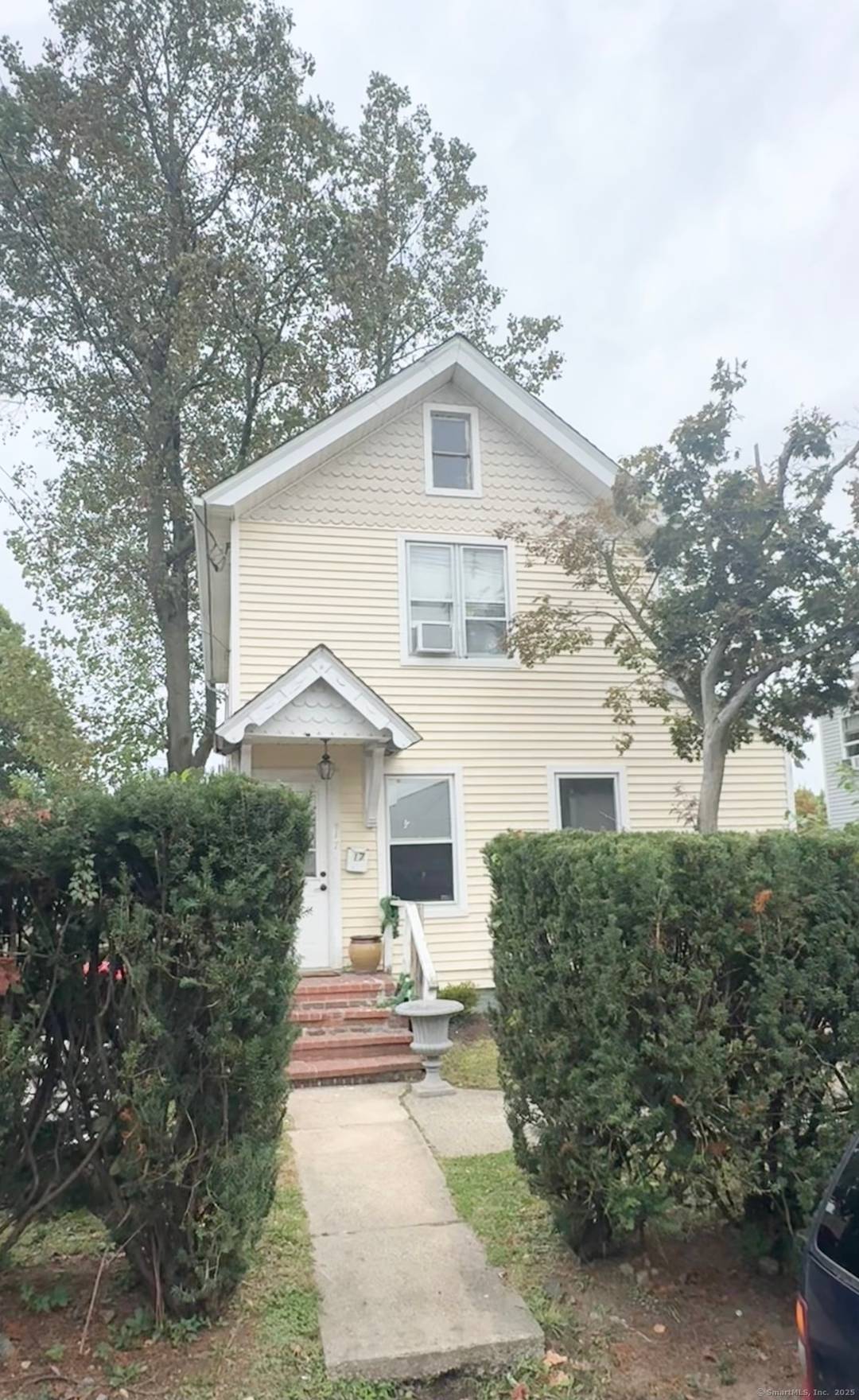 3 bedroom, 2 full bath Colonial tucked away on a quiet dead end street in the heart of East Norwalk.