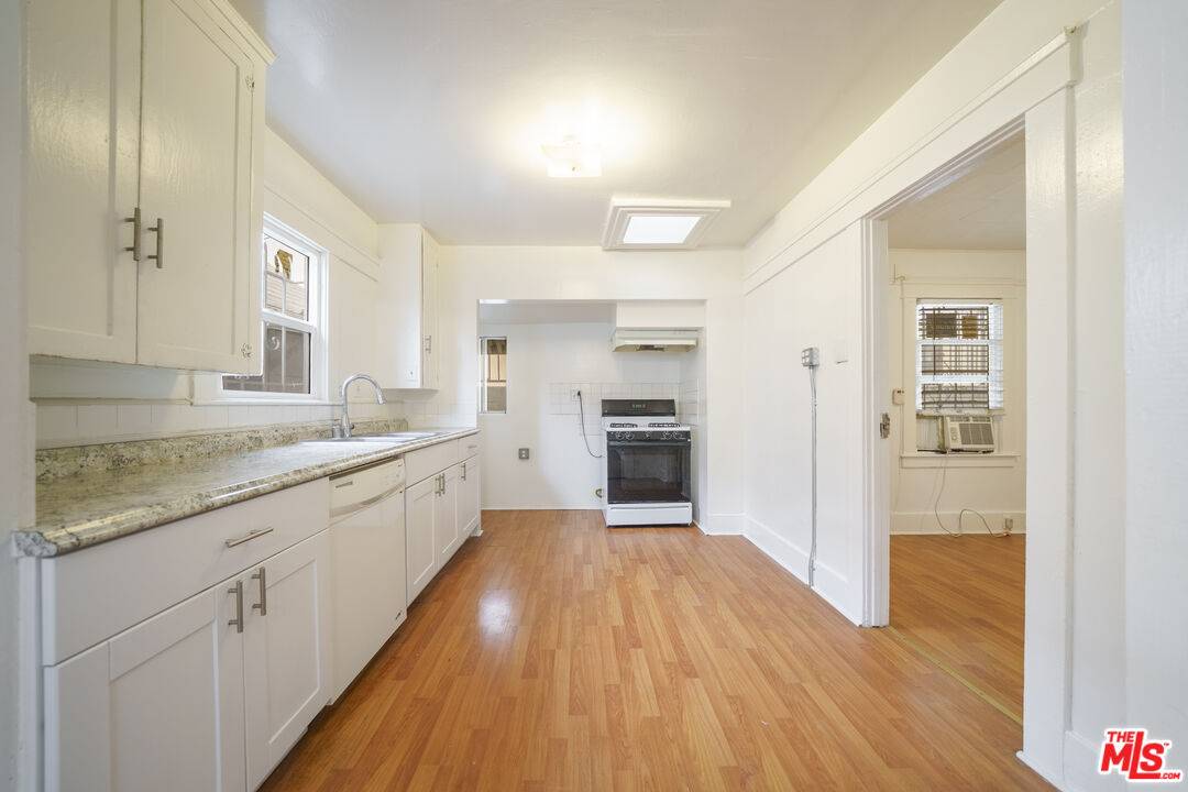 1046  S Fedora St 5BR La