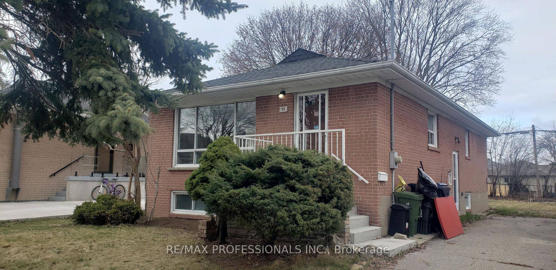 3 Bedroom Bungalow Located in Family Oriented Eringate Centennial Park Attractive Layout.
