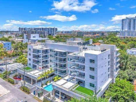 Welcome to this beautifully 2 bed, 2 bath condo in the heart of City HOLLYWOOD !