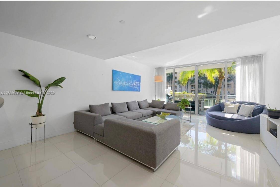 The perfect blend of elegance, comfort, and convenience in this two story condo located in one of Aventura s most prestigious buildings.