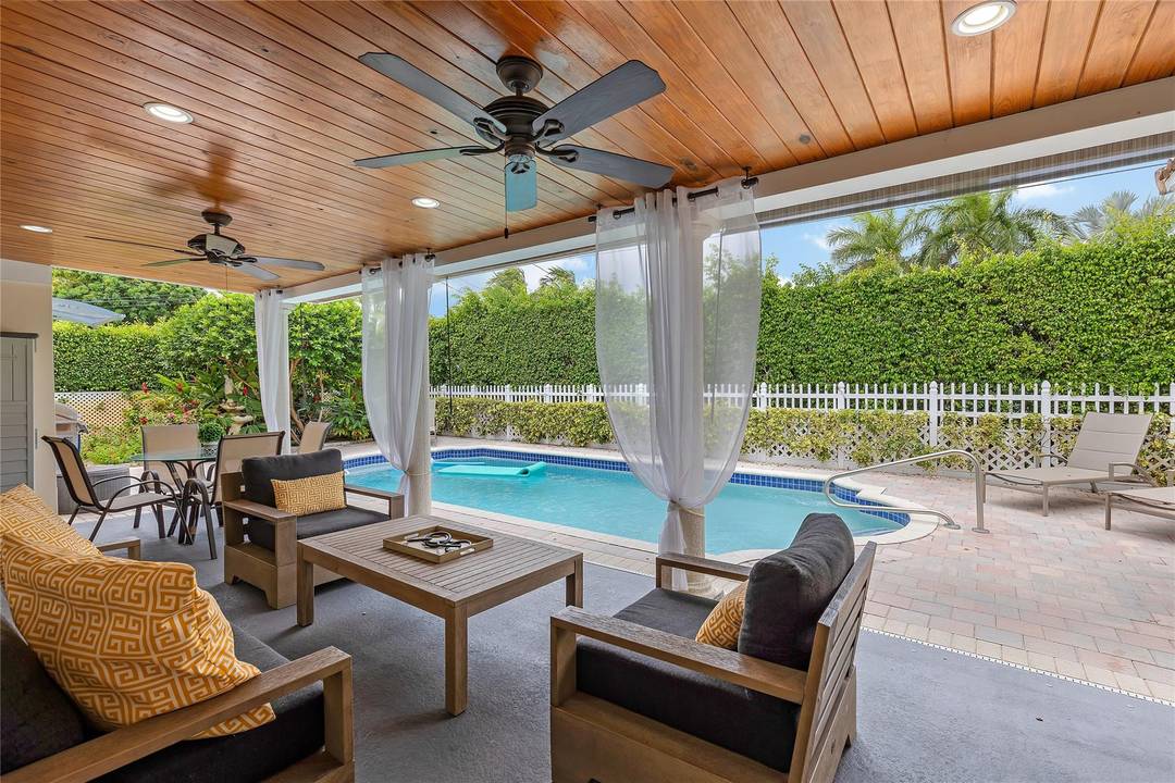 JUST MINUTES FROM THE BEACH !