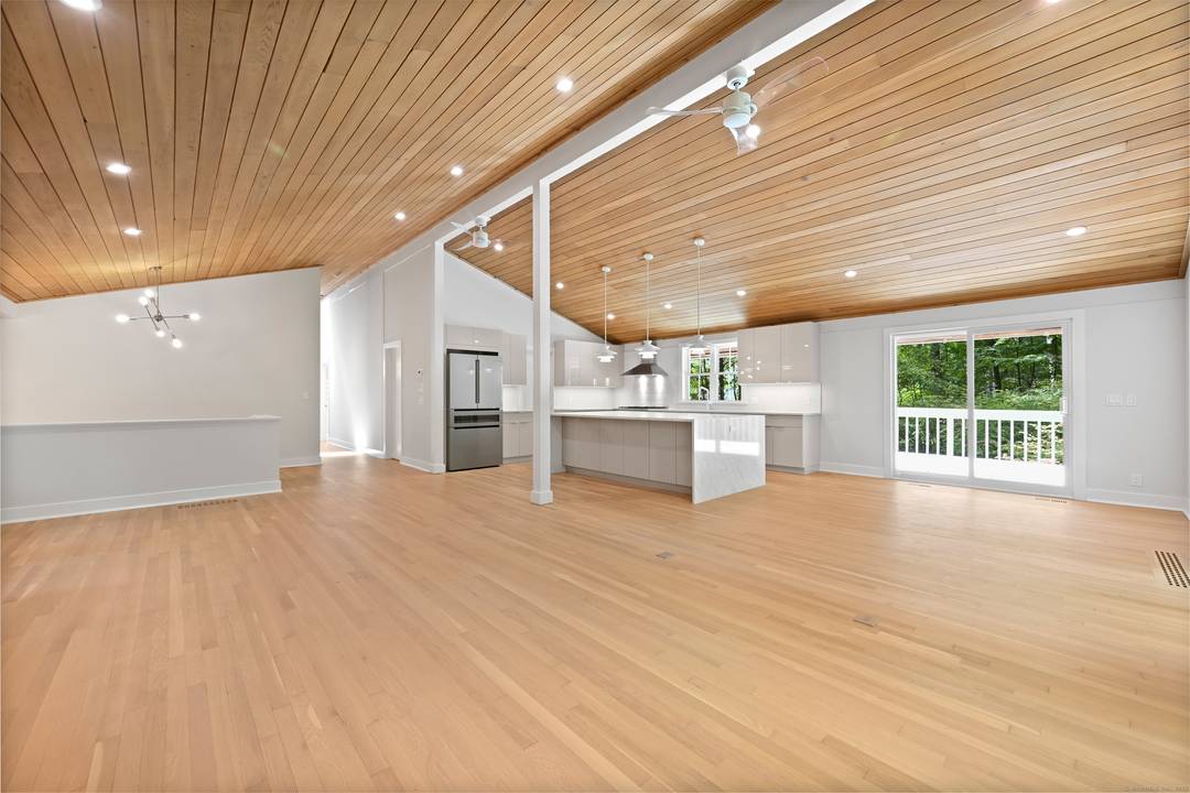 SOPHISTICATED CONTEMPORARY RETREAT CLOVER LANE Exciting opportunity to own a beautifully reimagined Contemporary home on an expansive 1.