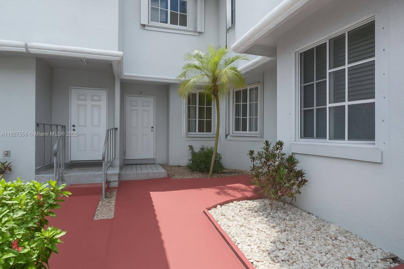 Beautiful 3 Bedroom, 2. 5 Bath Townhome in the Heart of Fontainebleau !