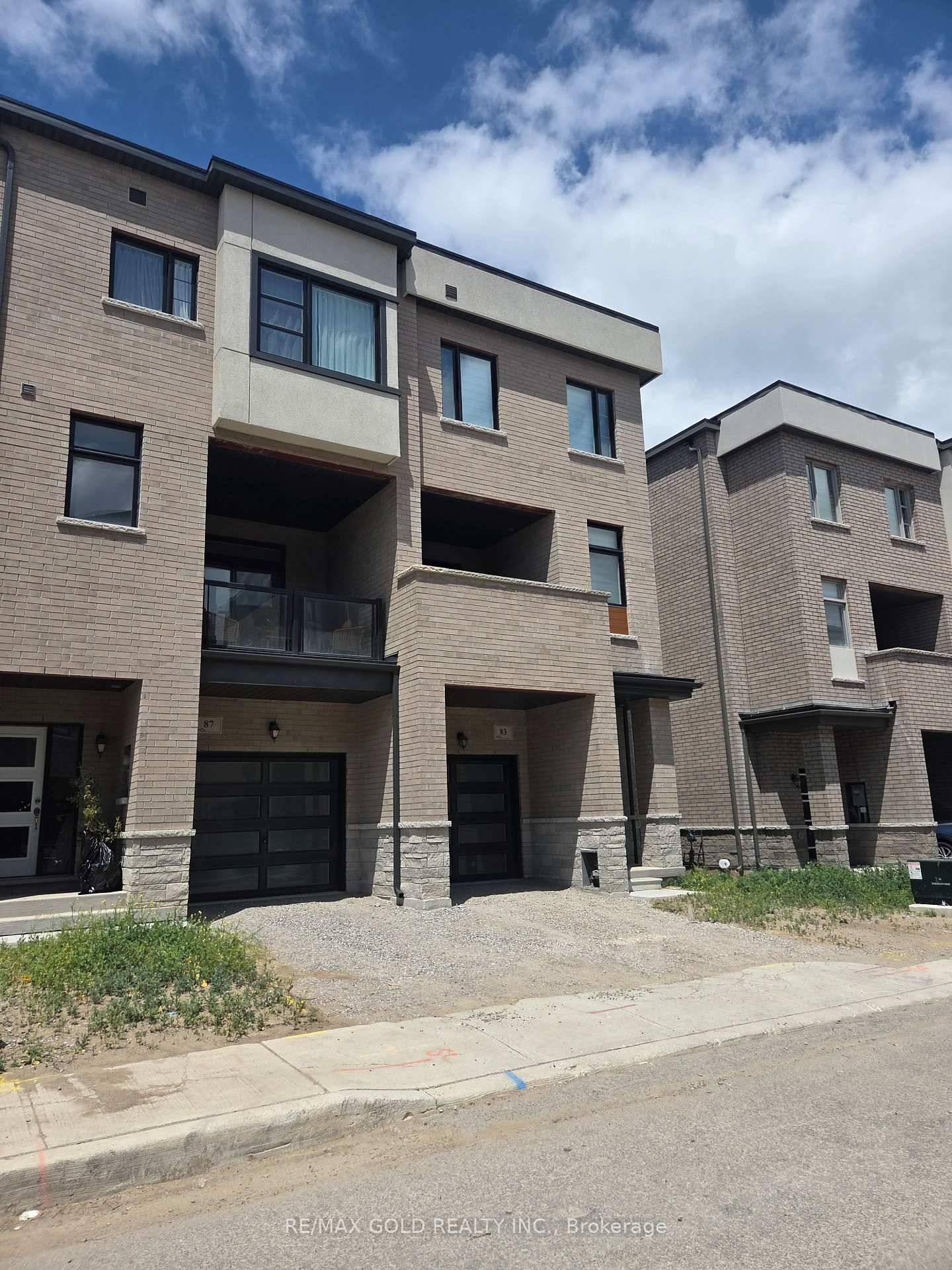 END UNIT Welcome to this recently Built, End Unit Townhouse, nestled between Kleinburg and Woodbridge !