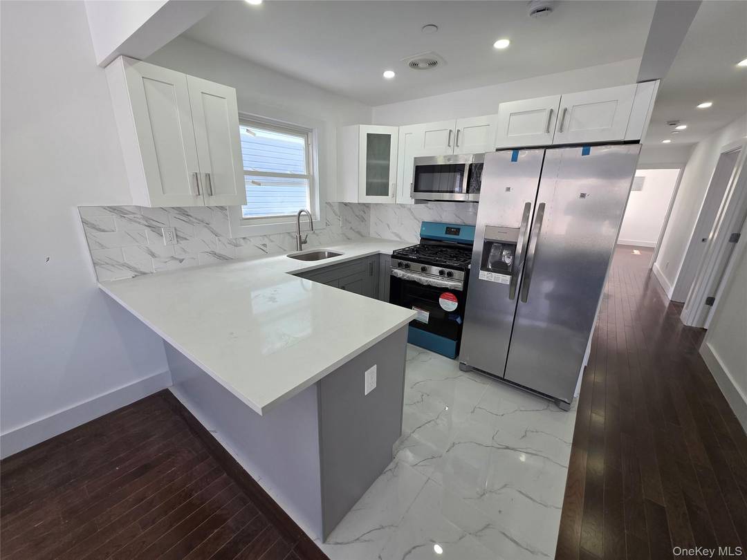 Diamond Condition ! ! Be The First To Move Into This Fully Renovated 4 Bed 2 Bath 2nd Floor Apartment With Washer Dryer, Hardwood Floors amp ; Next To A ...