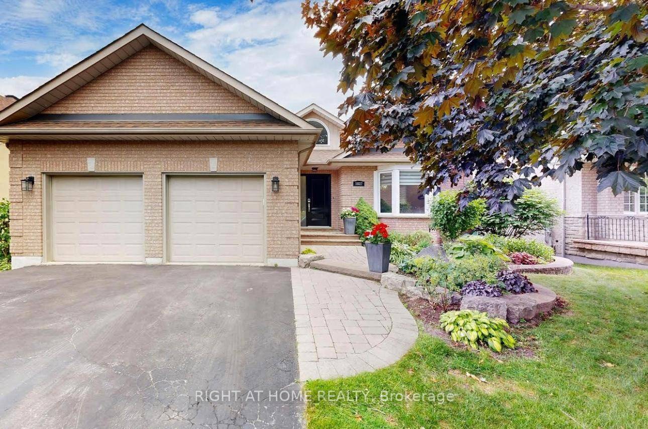 Available immediately for lease is this luxurious and spacious main floor bungalow in one of Pickering's most sough after neighbourhoods.