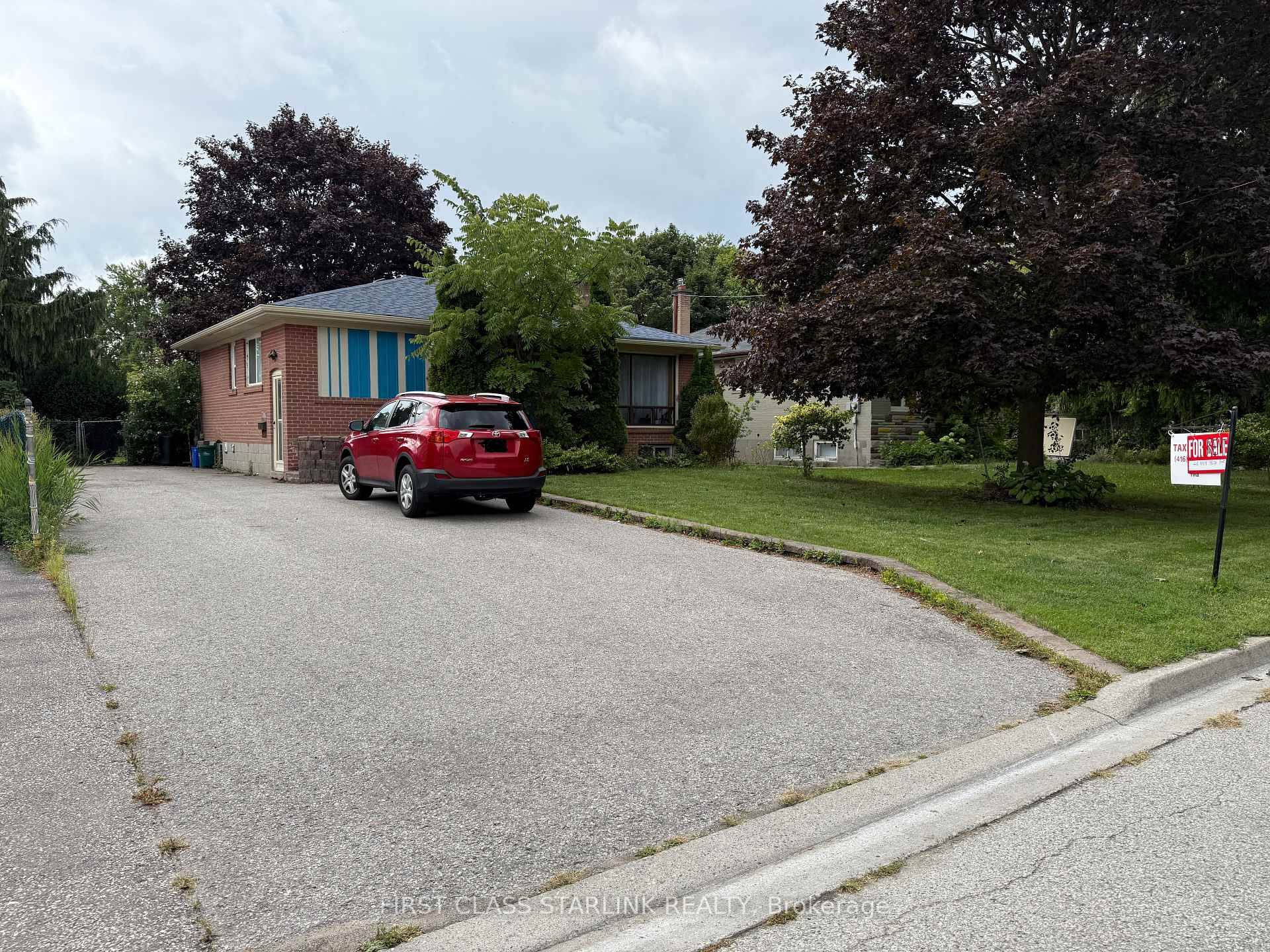Great Location ! Walking to Bayview Secondary High School and Bus stop in Bayview, Comfortable 2 Bedroom Home, with enough parking.