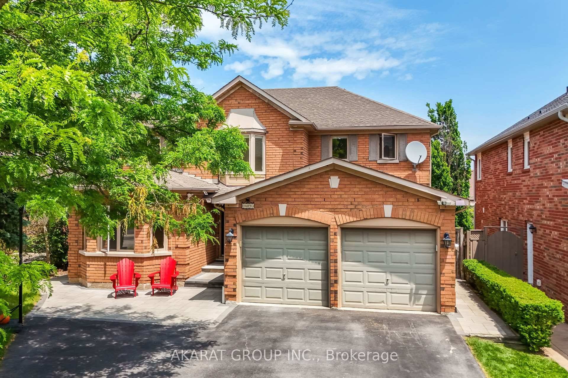 Bright and Spacious Home in Sought After Joshua Creek !