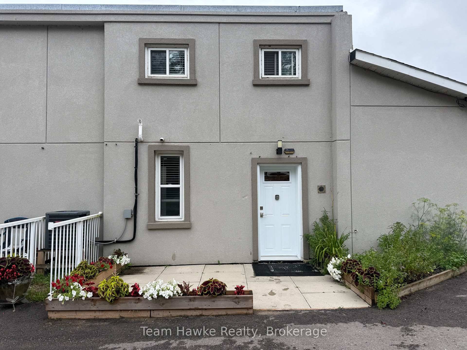 ALL INCLUSIVE RENTAL WITH IMMEDIATE OCCUPANCY This second floor apartment in Waubaushene features an open concept layout with an updated kitchen, 2 bedrooms, and a 4 piece bathroom.