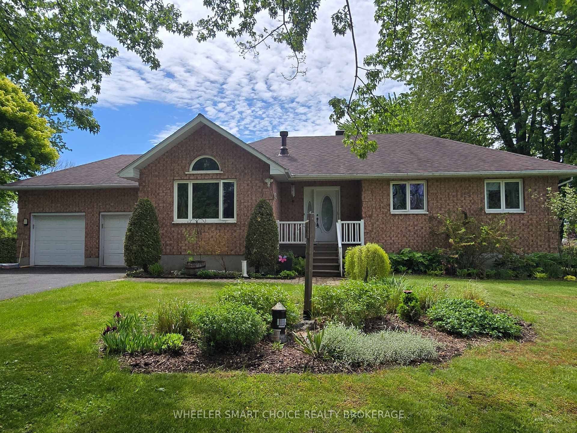 Welcome to this elegant, comfortable country retreat on Colonial Drive in the desirable Township of South Stormont.