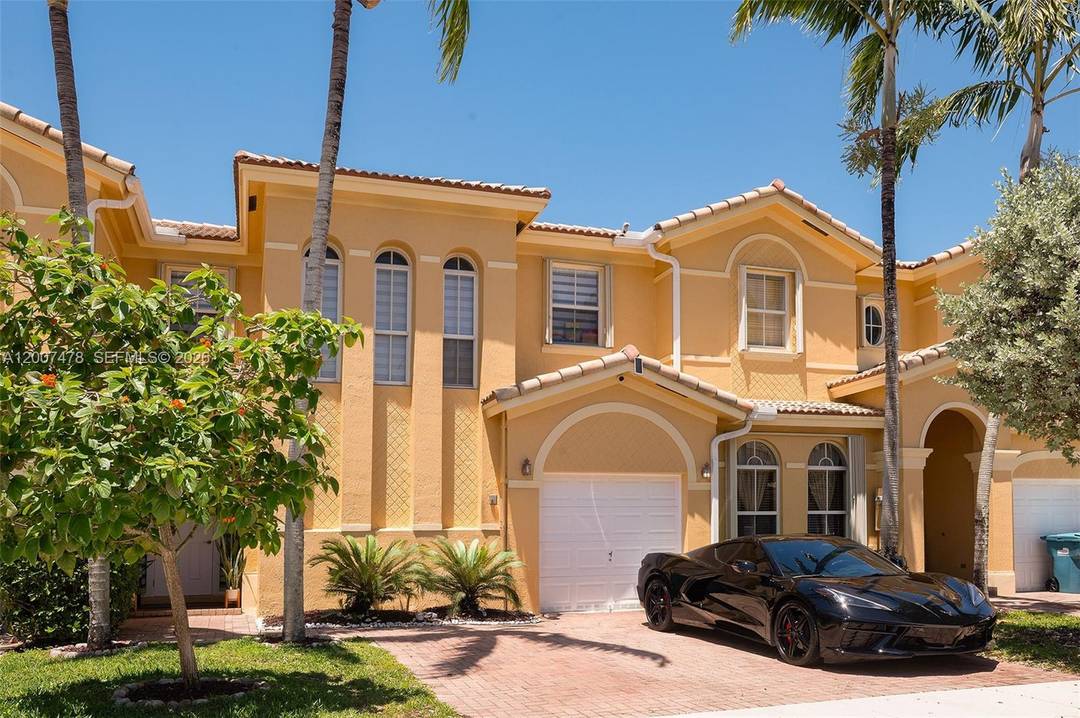 Beautiful and spacious townhouse in an excellent Kendall location, very centrally located and within walking distance to restaurants, shopping, and Costco.