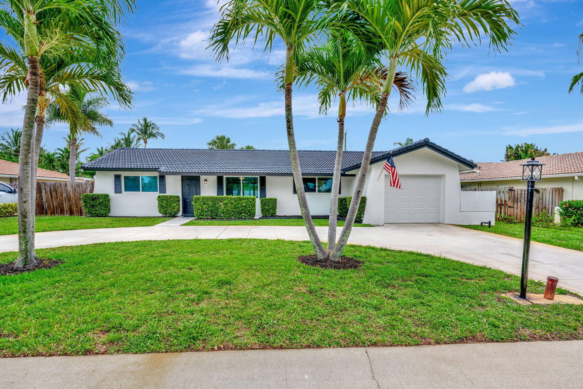 FULLY FURNISHED TURN KEY SEASONAL RENTAL OR ANNUAL.