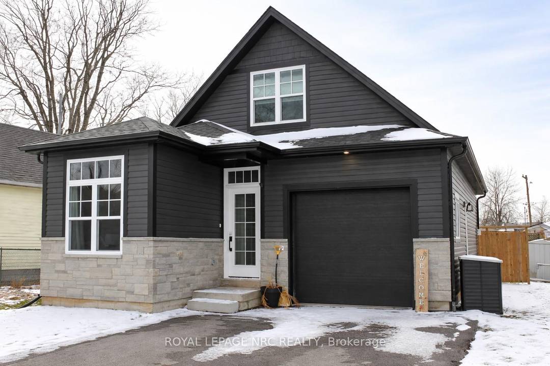 BEACH TOWN LIVING JUST MINUTES FROM BAY BEACH !