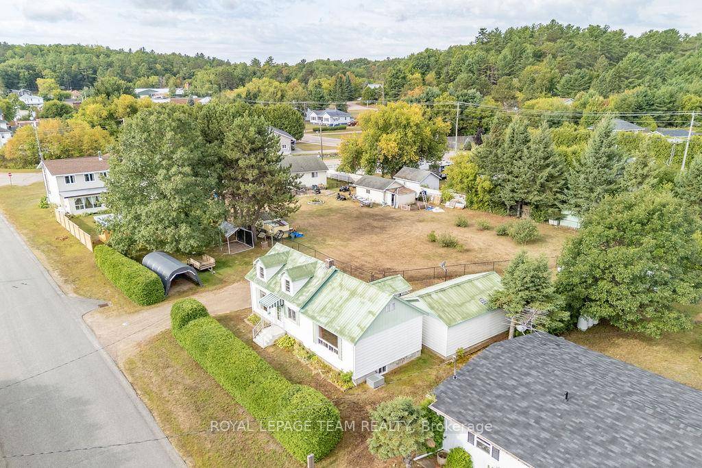 Barry's Bay 3 Bedroom Home Close to Schools, Shopping, and Healthcare !