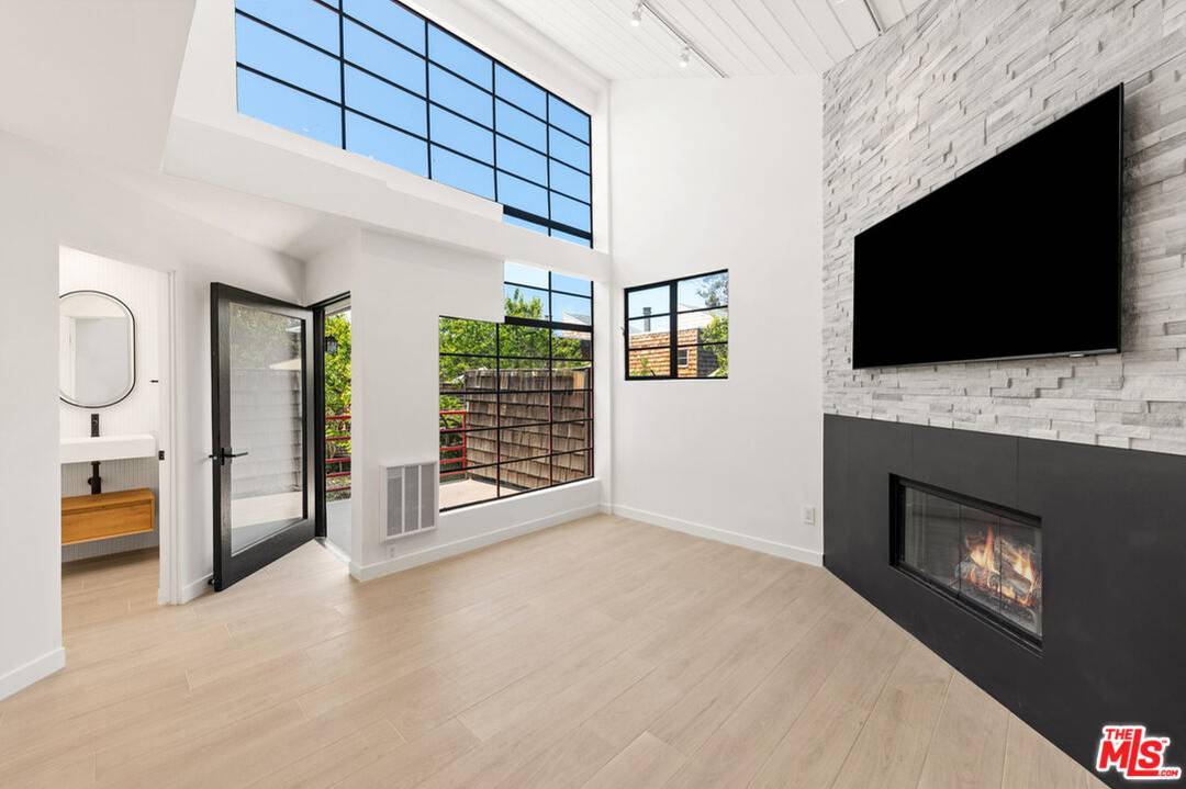 29233   Heathercliff Rd 2BR Malibu La