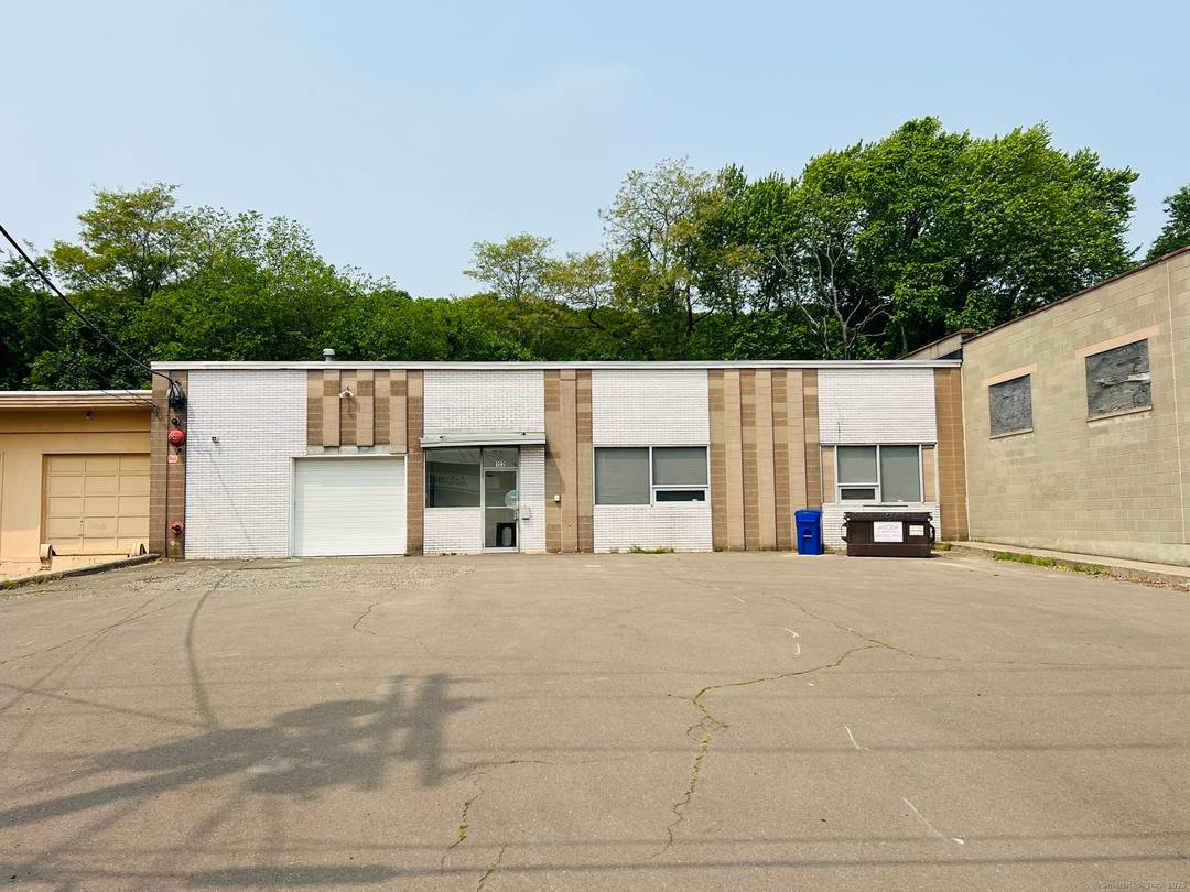 Available now a well maintained 6, 000 sq ft industrial commercial property offering a seamless blend of warehouse and office space.