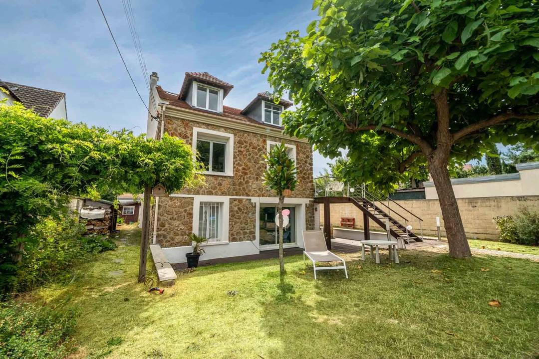 Charming 5-Bedroom Family House in Chatou, France