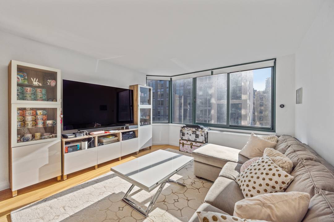 Prime Upper West Side Fully Renovated 2BR 2BA Washer Dryer Low Carrying Costs Full Service Luxury Condo Welcome to Residence 8C at 201 West 72nd Street a beautifully reimagined and ...
