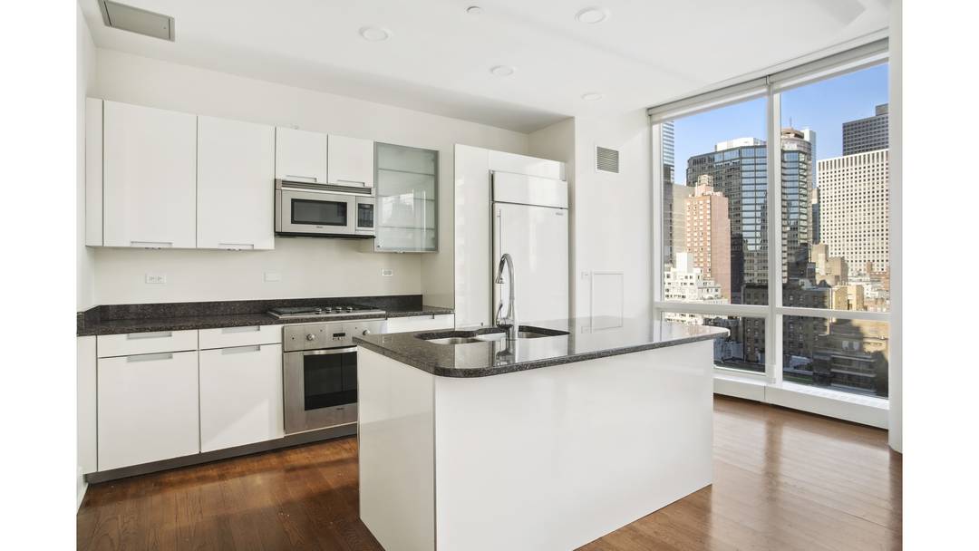 LIVE IN THE HEART OF TURTLE BAY !