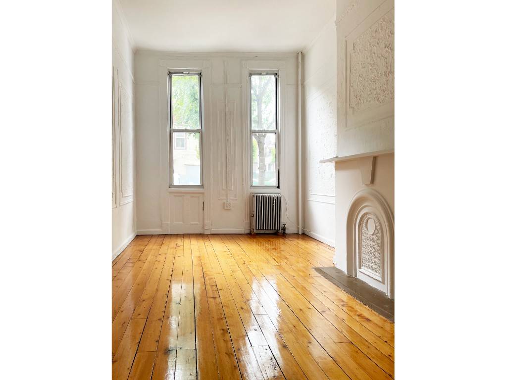 1 Bedroom duplex with private backyard !