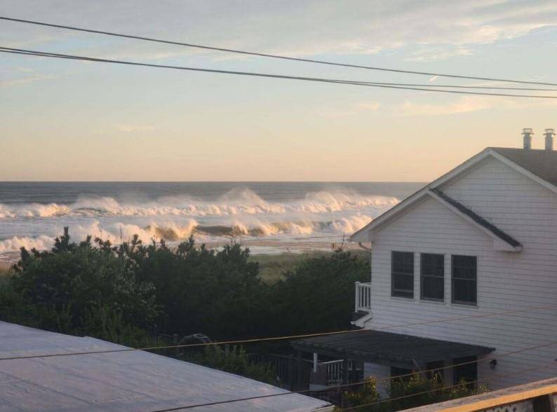 This adorable studio co op with Oceanfront Shared Rooftop Views is compact yet air space designed to make the most of its stunning natural surroundings.