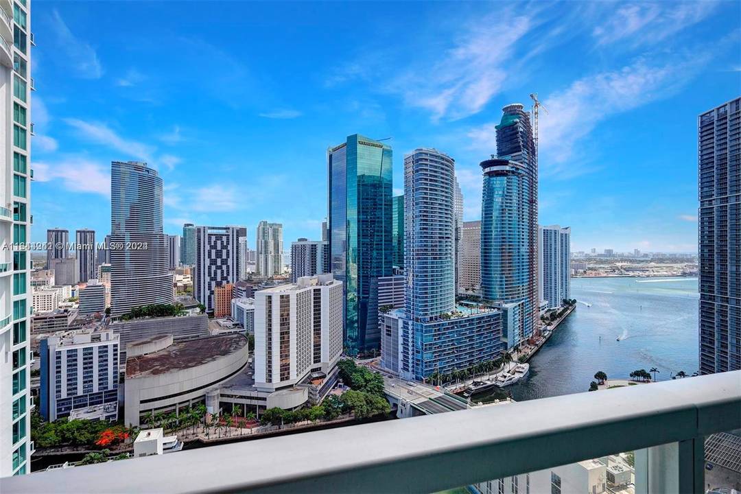 Beautiful and ready to move 2 2 apartment located in Brickell.
