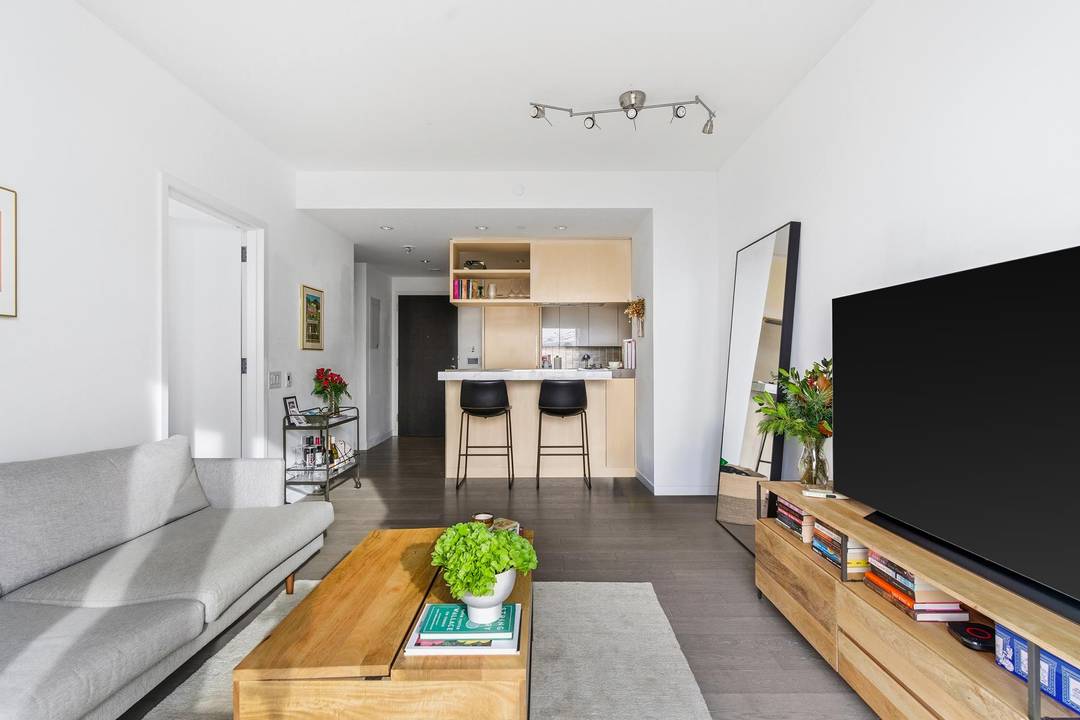 Residence 18B, a resale opportunity at One Manhattan Square offers an exceptional waterfront living experience in this beautifully designed 696 square foot, one bedroom, one bathroom home with breathtaking southwest ...