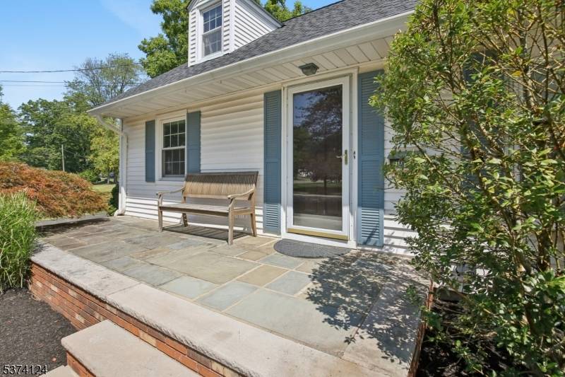 This beautifully updated Cape Cod rental at 6 Dartford is clean, bright, and move in ready.