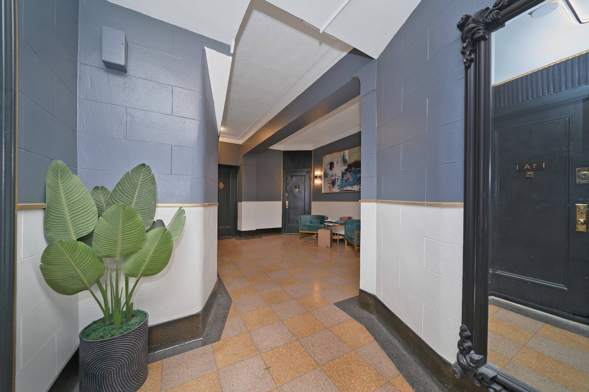1 BED FLEX 2 BRAND NEW GUT RENO PRIME UESAPARTMENT DETAILS WASHER DRYERDishwasherHUGE private garden has since been renovated from the listing photo King Sized BedroomWindowed KitchenOversized Windows w Southern ...