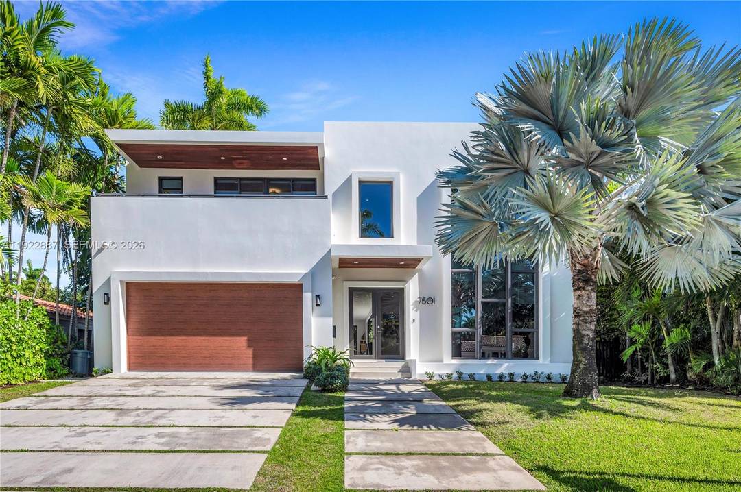 Luxury modern 5BD 5. 5 BA turn key furnished home with just under 4, 700 sqft of living space plus a 2 car garage, located on the gated island of ...