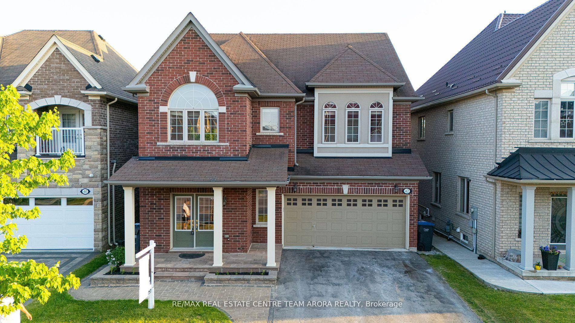 This beautifully maintained detached home in the prestigious Credit Valley neighborhood, with a stunning Ravine lot features 4 bedrooms with ensuite bathrooms and walk in closets providing comfort and privacy.